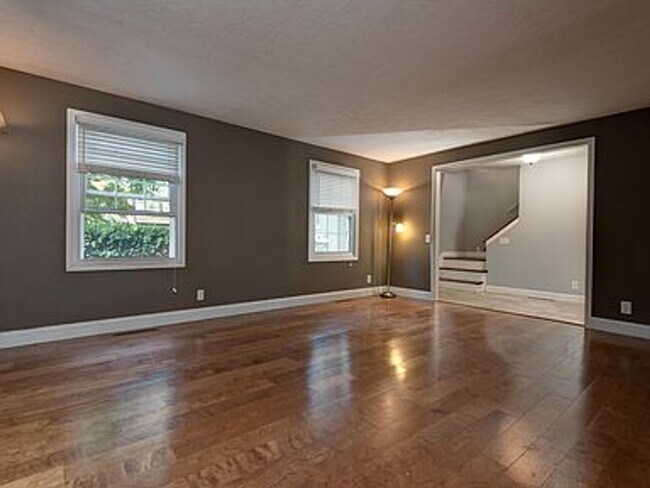 Building Photo - Luxury, Location, and Convenience.