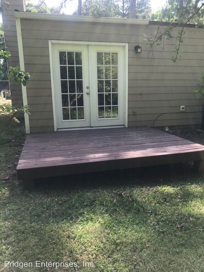 Foto del edificio - 205-207 Rustwood Dr