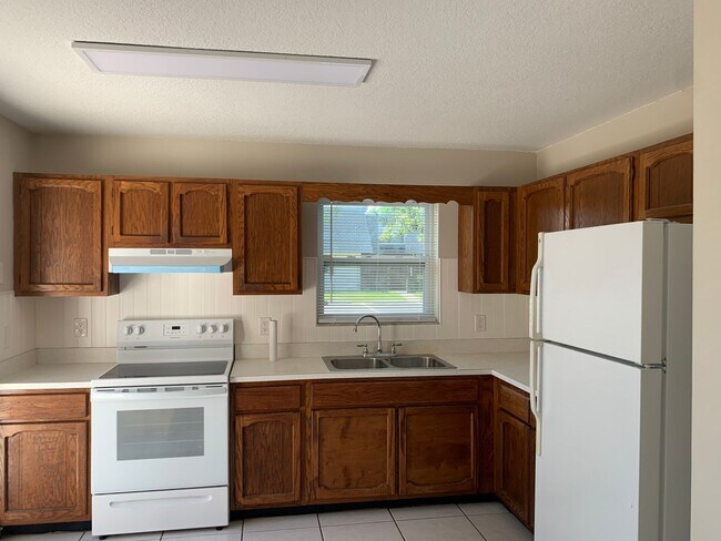 Foto del edificio - 2 Bedroom 1.5 Bath 2 Story Townhouse