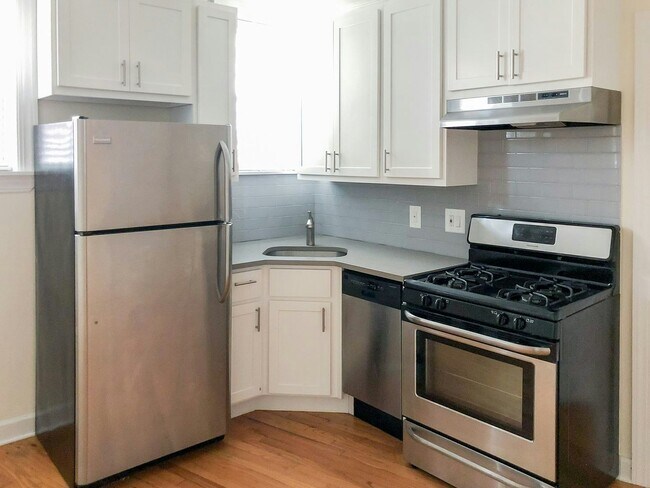 Photo - 630 W Roscoe St Apartment