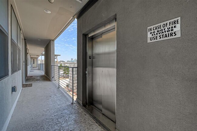 Foto del edificio - 2401 Crawford St