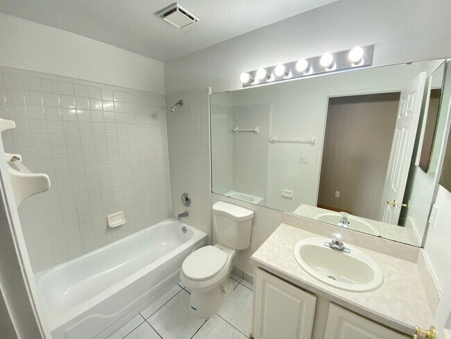 Foto del edificio - Beautiful Spacious 4 Bedrooms 2 Bathrooms ...