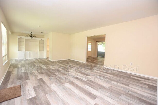 Building Photo - 561 Lake Bonny Dr E