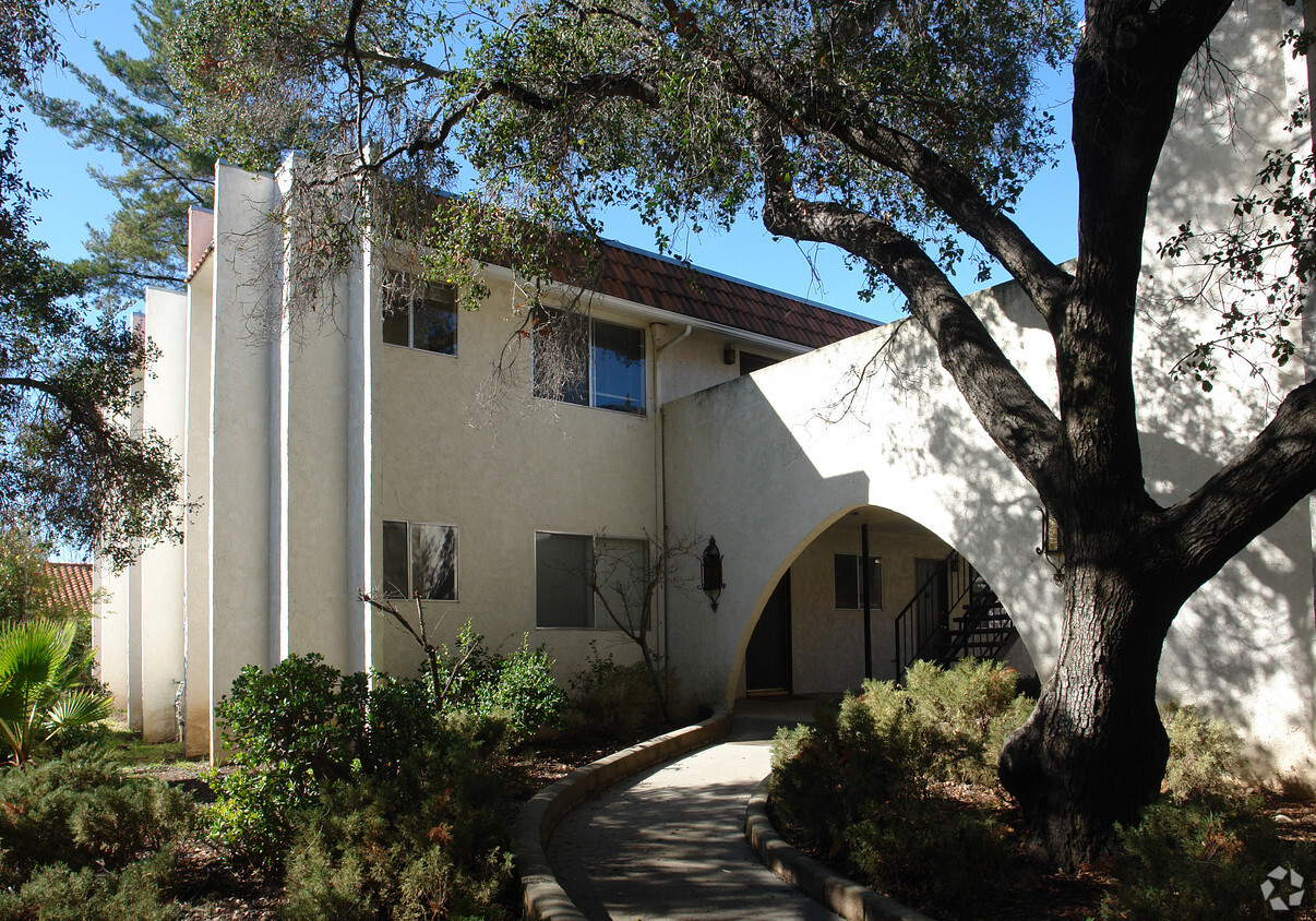 Foto del edificio - 607 Emily St Apartment Homes