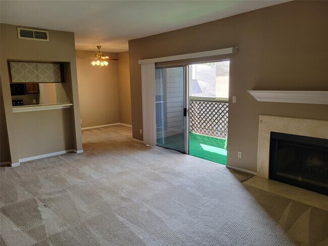 Foto del edificio - 6500 Harbor Town Dr
