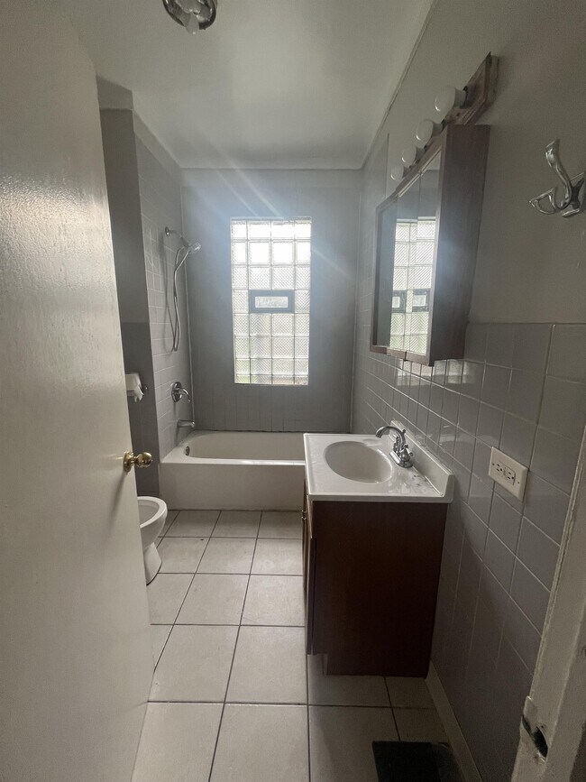 Foto del edificio - 1050 Moss St