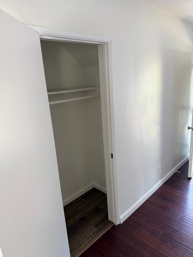 Foto del edificio - 2616 crestmoore pl