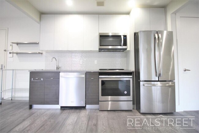 Building Photo - Stunning 2 BED w/ Balcony in Bushwick!
