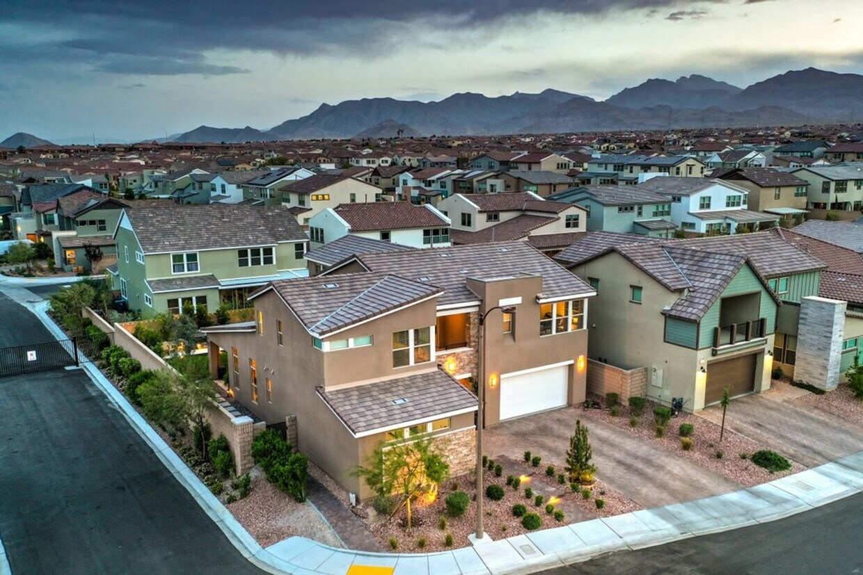 Primary Photo - Skye Canyon Beauty