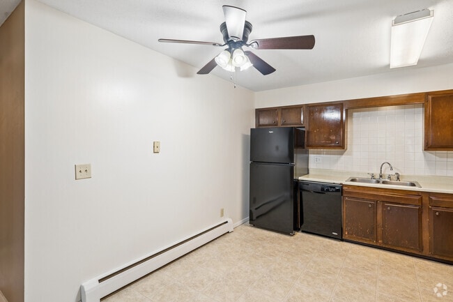 2 habitaciones, 1 baño - 800 pies cuadrados - Comedor - Broadmoor Park Apartments