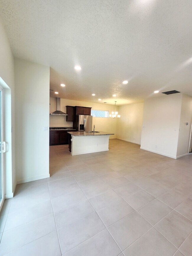 Foto del edificio - Brand-New Construction Townhome – Never Li...