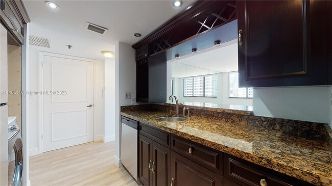 Building Photo - 540 Brickell Key Dr