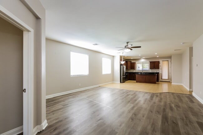 Building Photo - 1655 W Paisley Dr