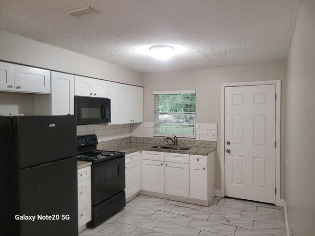 Foto del edificio - FOR RENT!! CUTE AND CHARMING 2 BEDROOM 1 BATH END UNIT TRIPLEX FOR RENT (MOVE IN SPECIAL)...