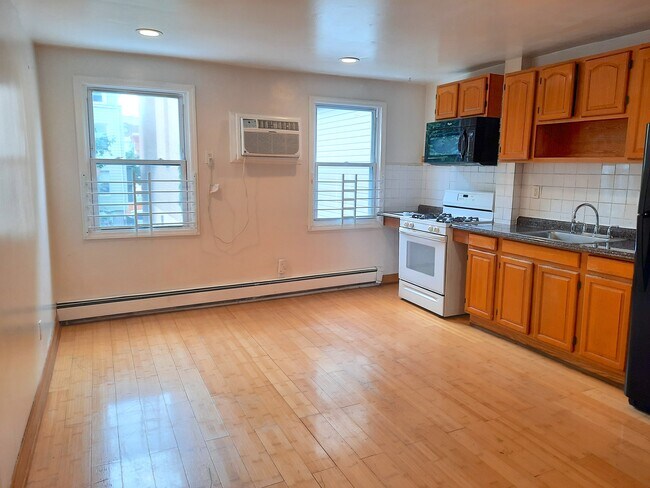 Living room / Kitchen combo - 316 6th St