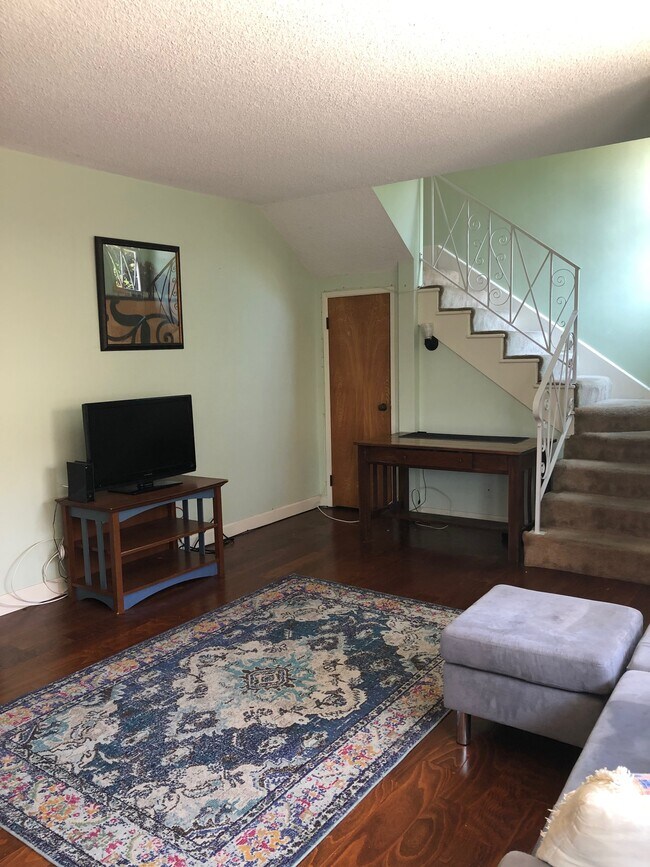 Sala de estar/escaleras - 4111 Wade St