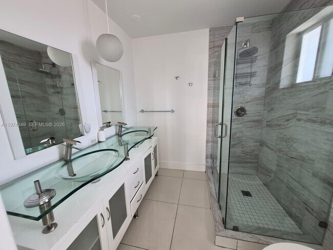 Foto del edificio - 1240 NE 83rd St