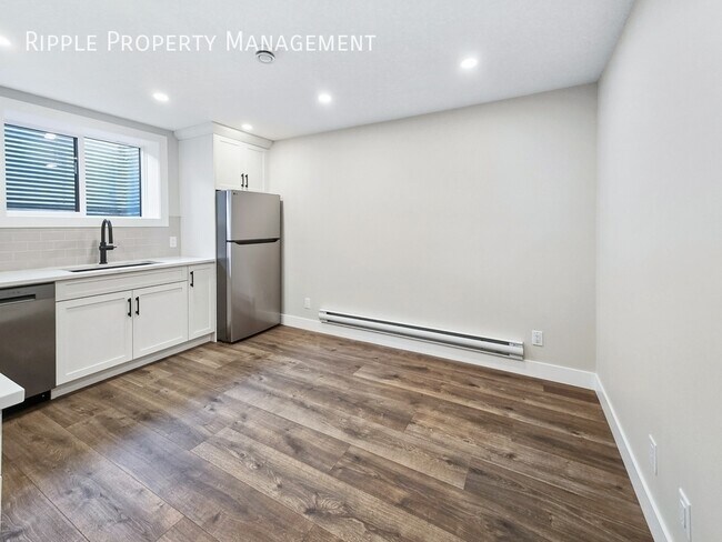Photo du bâtiment - BRAND NEW 2 BEDS 1 BATH LOWER UNIT