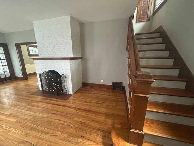 Building Photo - Three story East End home plus basement!