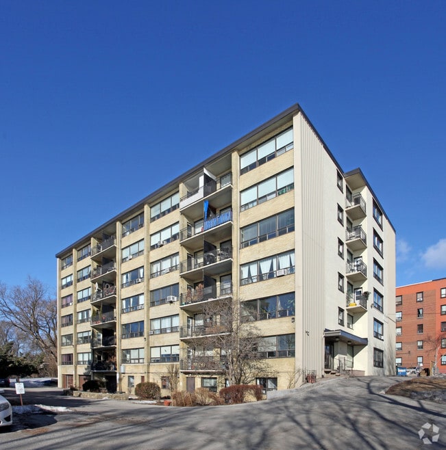 Building Photo - 2 Royal York Apartments