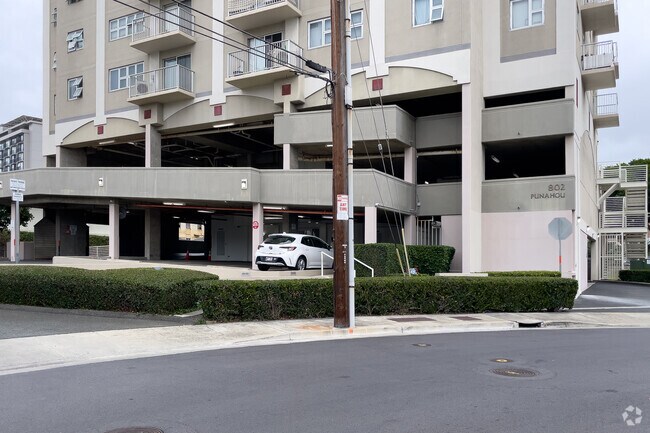 Building Photo - 802 Punahou St