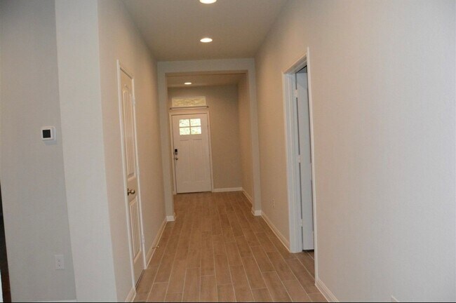 Building Photo - Available Now - Beautiful 3 Bedroom 2 Bath...