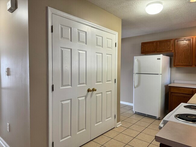 Building Photo - 201 Tanbark Dr