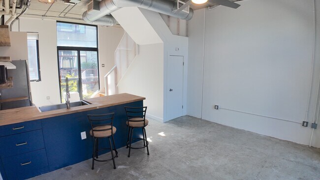 Building Photo - 2406 De Soto Ave