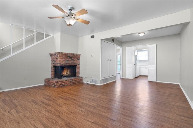 Sala de estar con chimenea - Prosper Riverdale