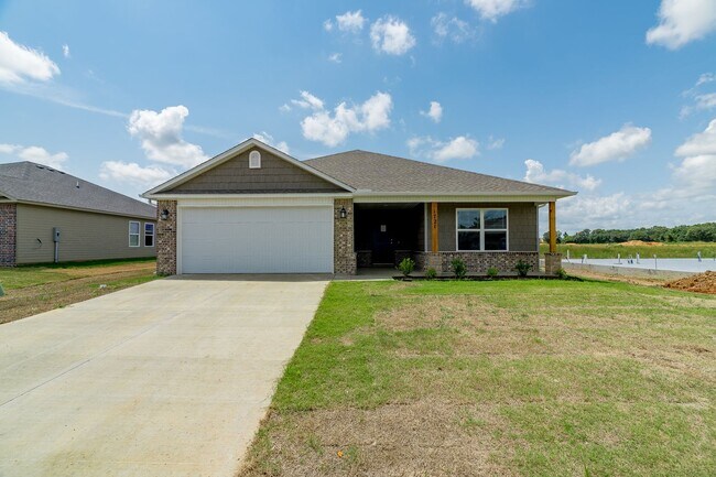 Building Photo - Large 4 Bedroom Home in great location!