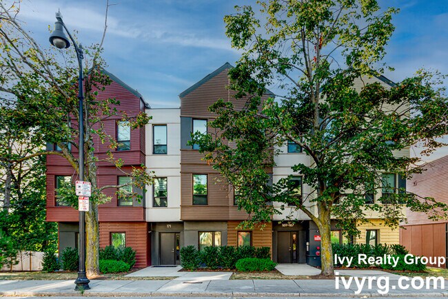 Foto del edificio - 163-161 Hyde Park Ave