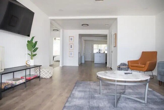 Foto del edificio - Fully Renovated 2x1 in a fabulous location!