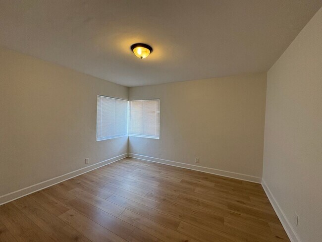 Building Photo - Nice 3 bedroom, 1 bath, plus den!