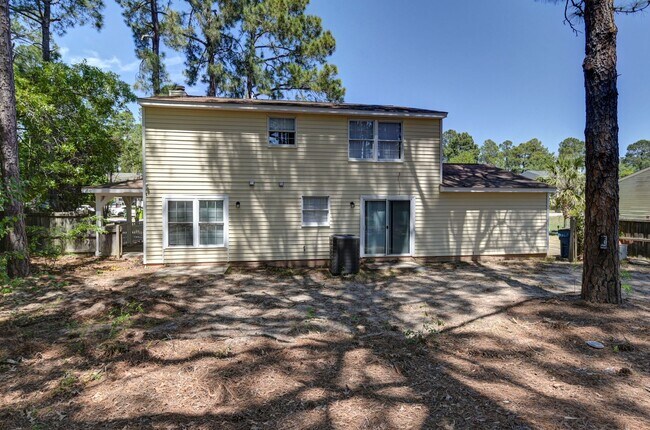 Foto del edificio - Spacious 3BR Home with Covered Front Porch & Expansive Backyard Near Dining & Shopping