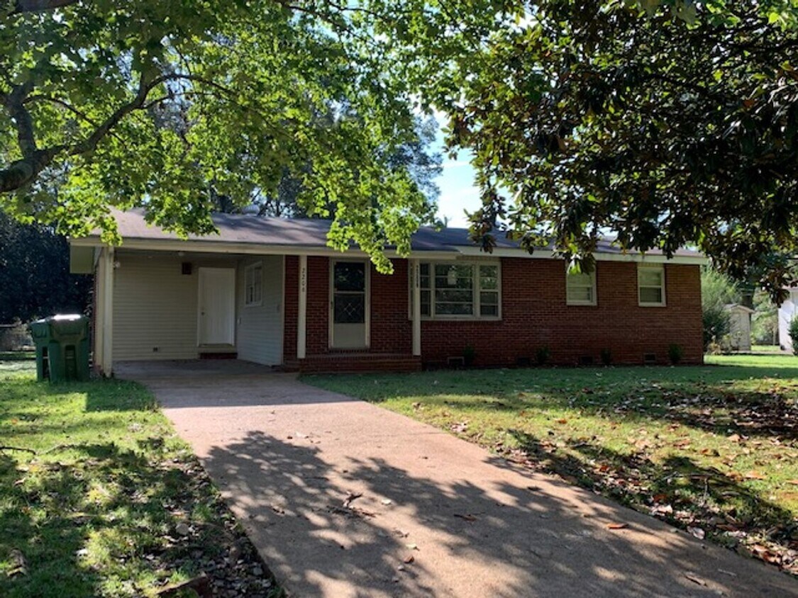 Foto principal - THREE BEDROOM/TWO BATH SPACIOUS RANCH - CO...