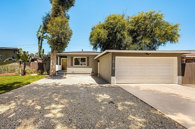 "Charming 3-Bedroom Haven in the Heart of Santa Ana – Your Perfect Retreat Awaits!" - "Charming 3-Bedroom Haven in the Heart of Santa Ana – Your Perfect Retreat Awaits!" Apartment
