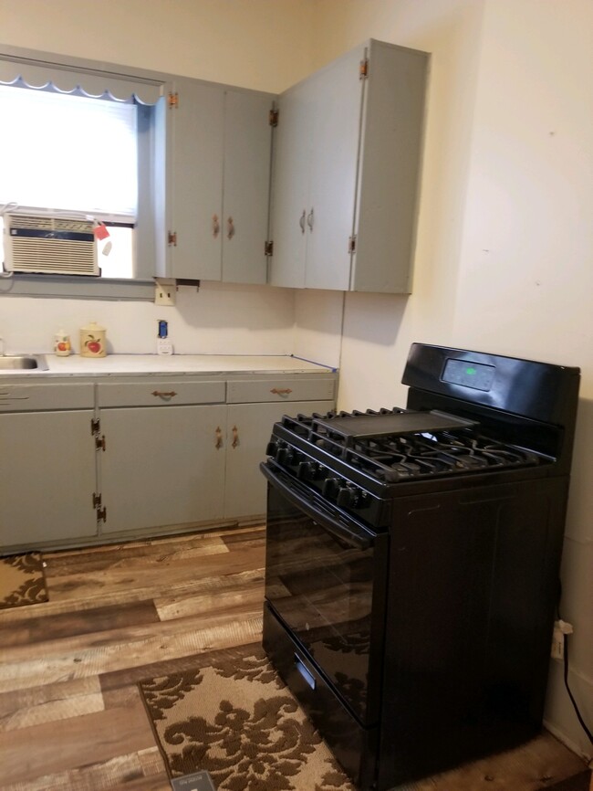Kitchen - 1313 W Montgomery Rd