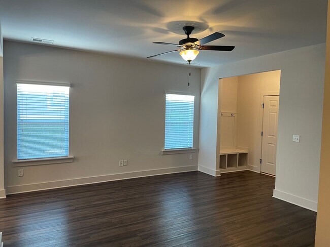 Foto del edificio - 3 Bedroom Home With Spacious Garage