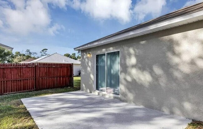 Foto del edificio - 2110 Whispering Trails Blvd