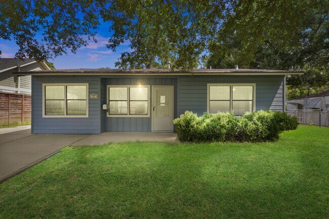 Building Photo - Charming 3-Bedroom Home with Detached Gara...