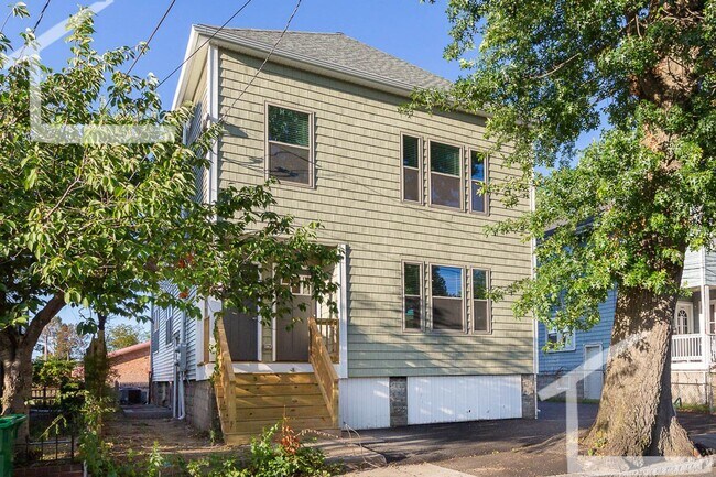 Building Photo - Huge, newer construction pet friendly dupl...