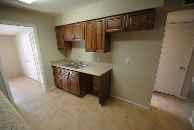 Foto del edificio - 823 W 17th Pl