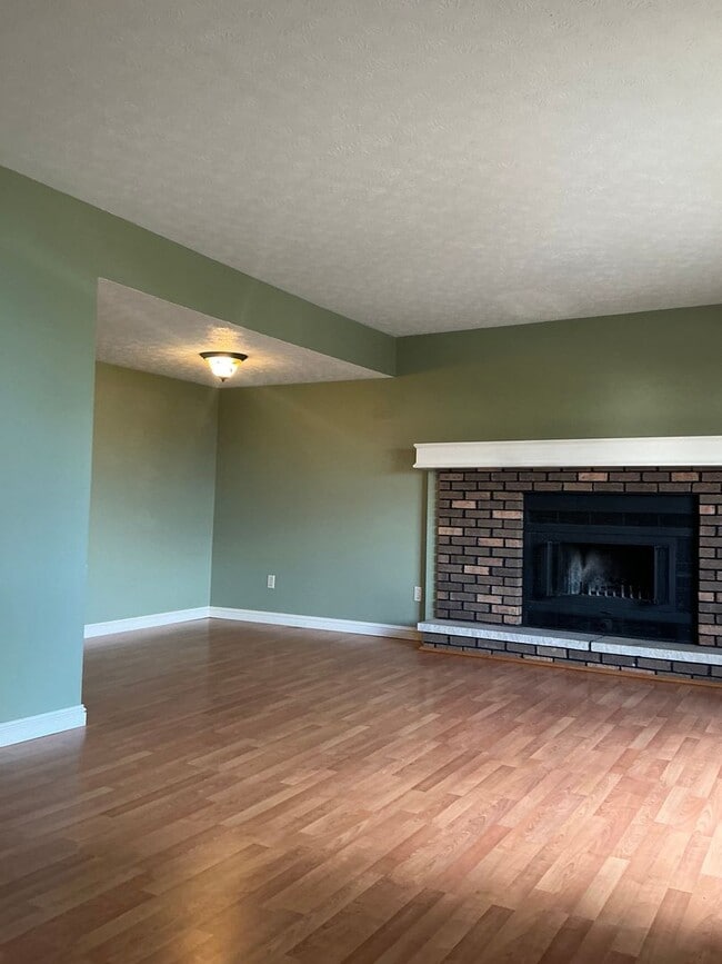 Building Photo - Townhome - 3 Bedroom/ 2.5 Bathroom - Avail...