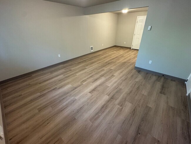 Foto del edificio - (248) 2 Bdrm Town Home w/ Private Yard Area