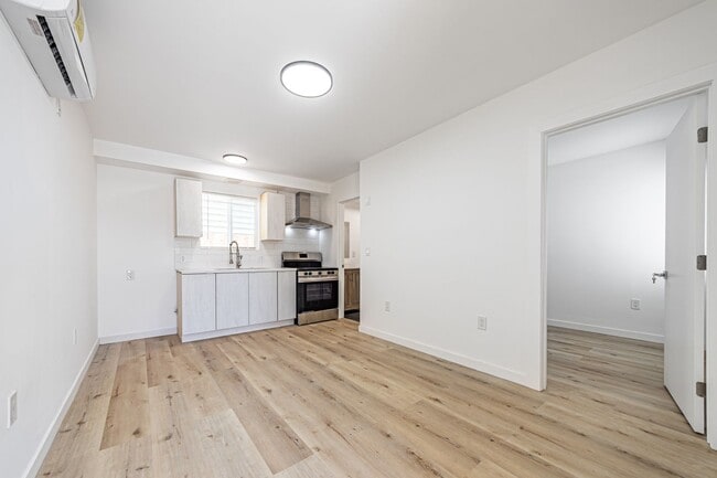 Building Photo - Stylish 2BR + 1 Bath | 1 Month Free Special!
