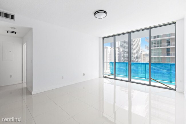 Building Photo - 2 br, 2 bath Condo - 1111 SW 1st Ave  2 ba...