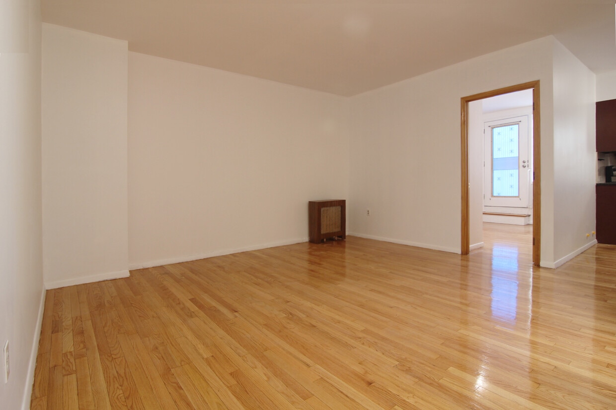 Primary Photo - 10513 Metropolitan Ave