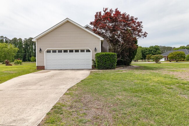 Building Photo - 3 Bed/2 Bath Home - 15 minutes from SJAFB!