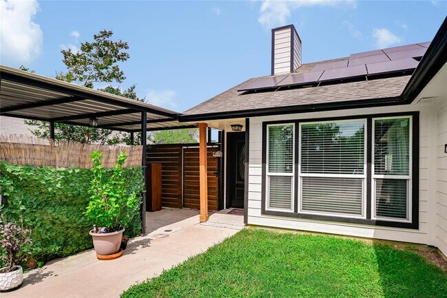 Foto del edificio - 4702 Crest Oak Rd