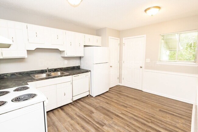 Building Photo - 901 Forest Dale Ln